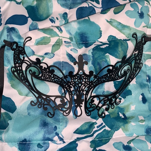 Black masquerade mask - Picture 2 of 4